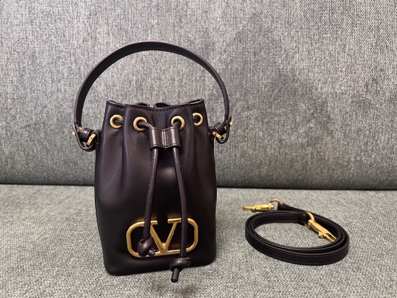 Va1e*ntin0 bucket bag